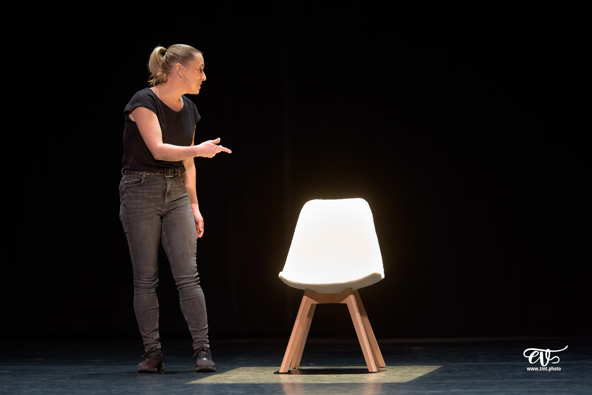 LES CHATOUILLES OU LA DANSE DE LA COLÈRE (ANDRÉA BESCOND)